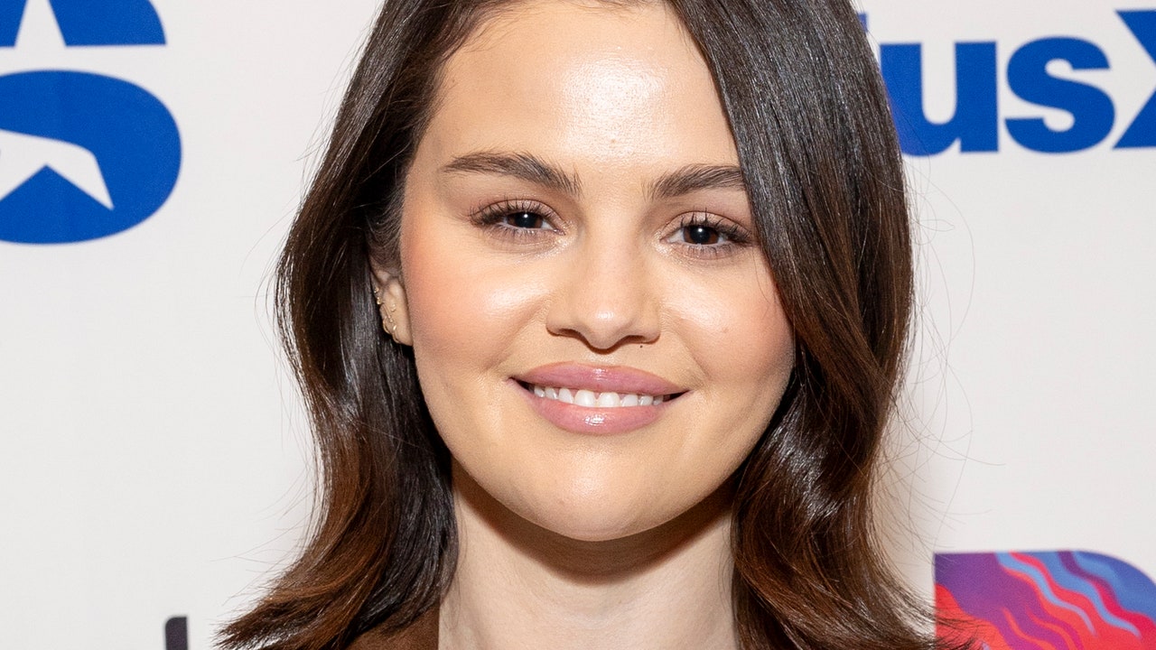 Selena Gomez’s Hair And Nail Combo Is Giving Fiancée 6 GettyImages 2189094357