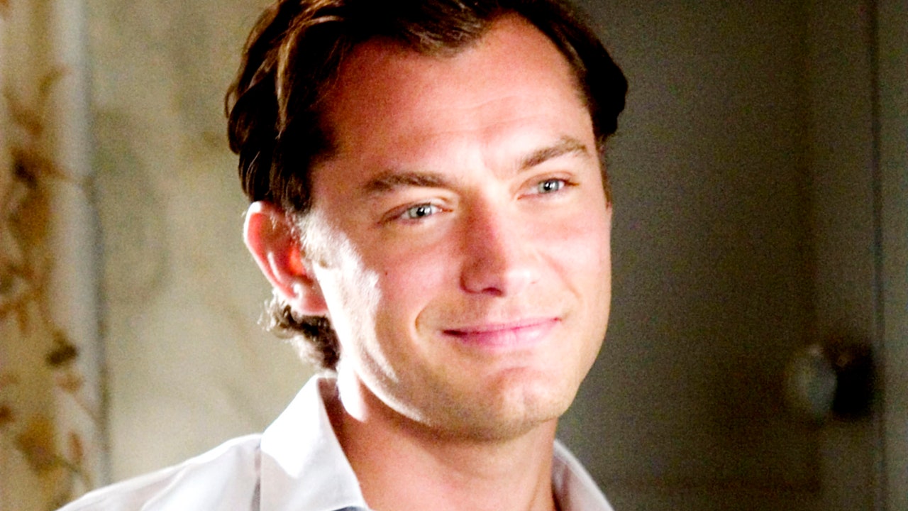 18 Years Later, Everybody’s Extraordinarily Scorching for Jude Regulation in ‘The Vacation’ Once more 8 MCDHOLI EC028