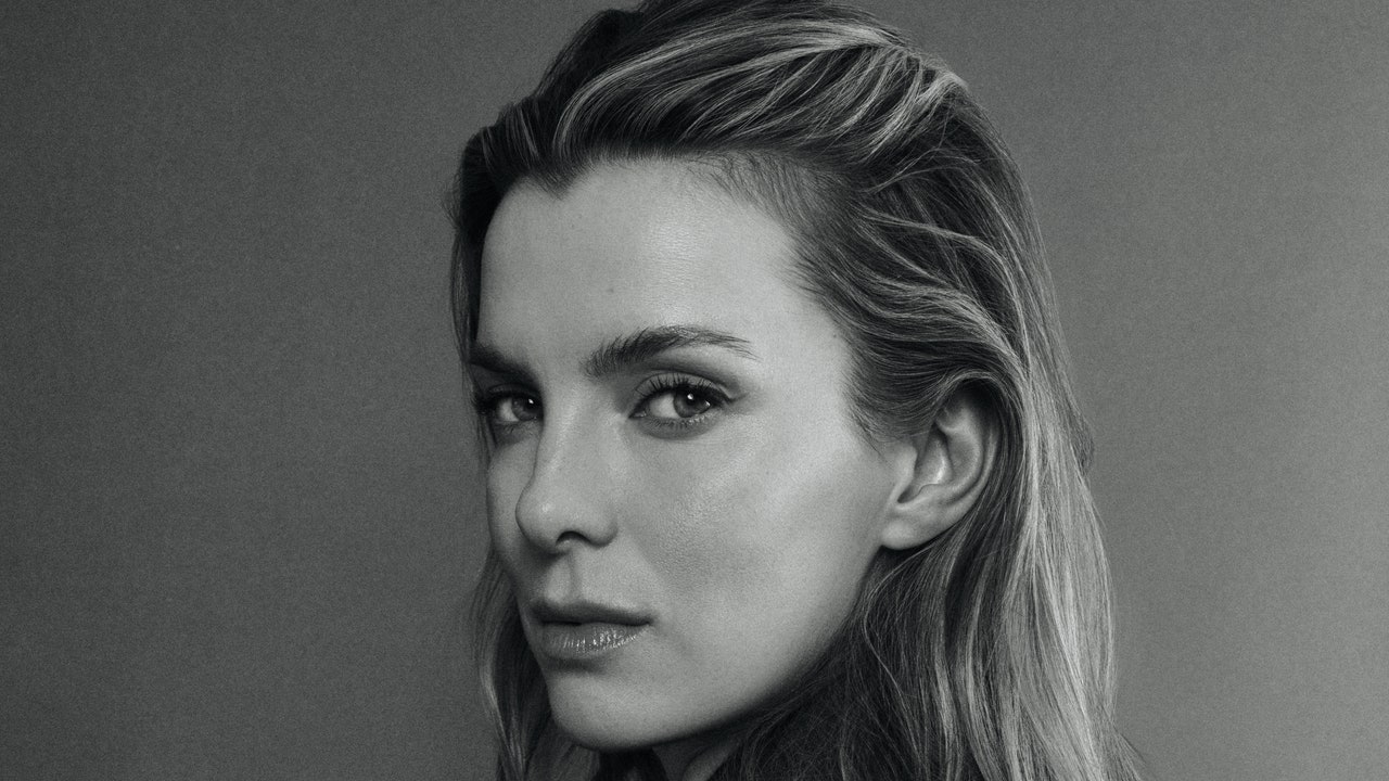 Betty Gilpin 9498 BW Crop